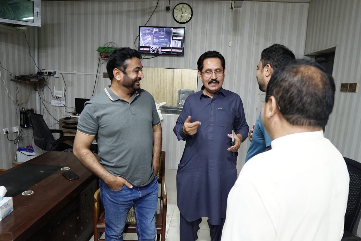 KashifShoroPPP's tweet photo. To enable restoration of electric power feeders at pumping stations, visited Alamdar Chowk Grid Station along with DC Hyderabad and MC HMC and met with Roshan Otho CEO HESCO Hyderabad. https://t.co/k6ke5htZB1
