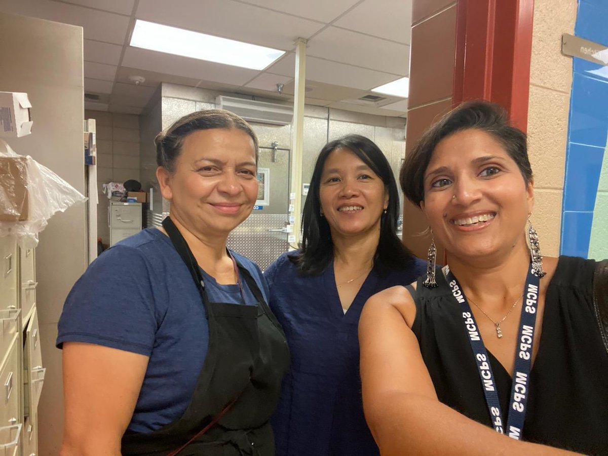 mcpsequityteam's tweet image. Specialist Marya Hay connecting with Gilma Gaitan and Erika Phan as they prepare for the young Knights of Strawberry Knolls ES to be fed, nourished and ready to learn.  #EquityOnDayOne #MCPS1stDay