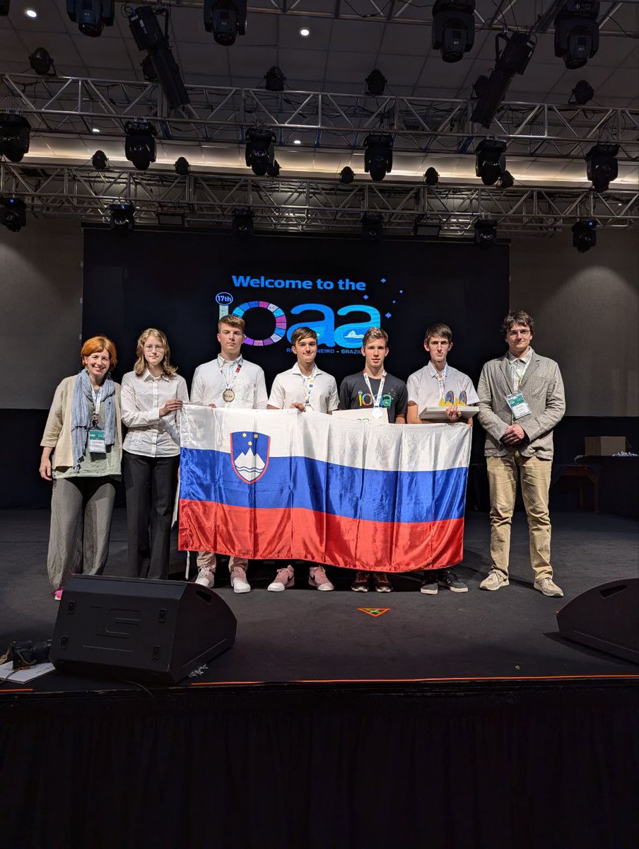 Slovenska ekipa mladih astronomov in astronomke. Od leve: dr. Dunja Fabjan (vodja ekipe), Patricia Király, Žan Arsov (zlato), Žiga Vučajnk (srebro), Aleš Rus (srebro), Peter Andolšek (zlato, absolutni zmagovalec), Vid Kavčič ( mentor).