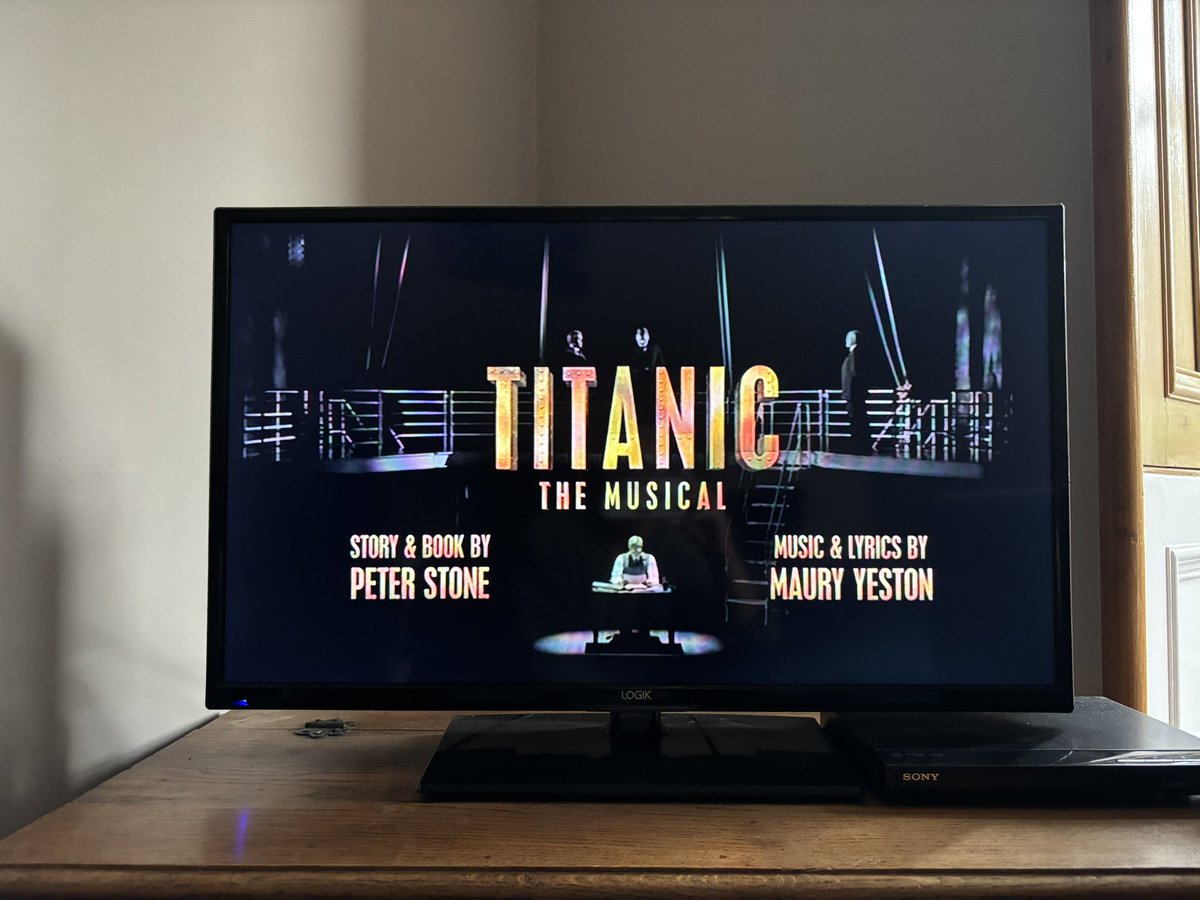 I've never seen this on stage before , I Loved watching it on <a href="/SkyArtsDE/">Sky Arts</a> this evening ! #titanicthemusical , bravo to all the cast , crew and creatives 👏🛳️