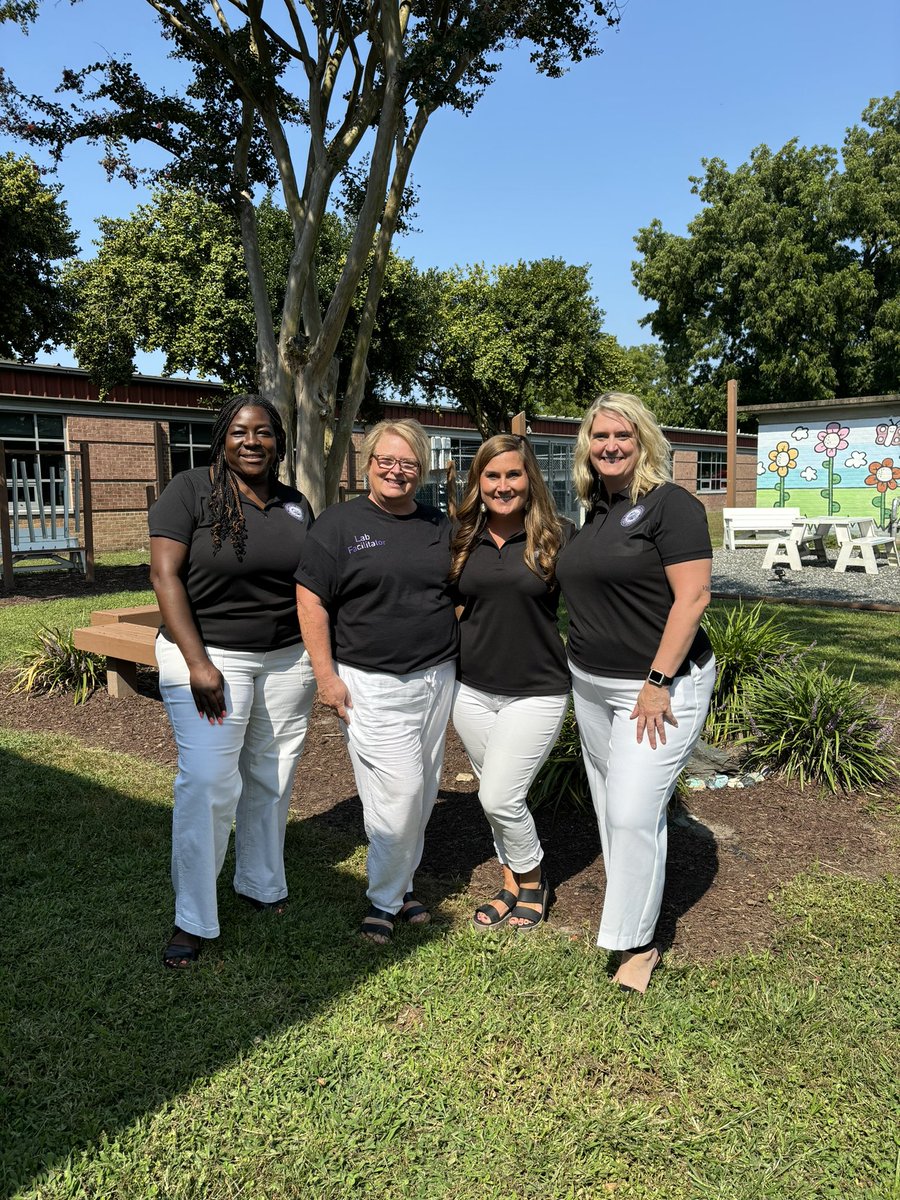 SciDavisGoodwyn's tweet image. New Science Team making school visits and passing out science temporary tattoos! They were a hit…Day 1 down! #DiscoveringTheMagicOfScienceEveryDay @HamptonCSchools @HCS_ScienceDept