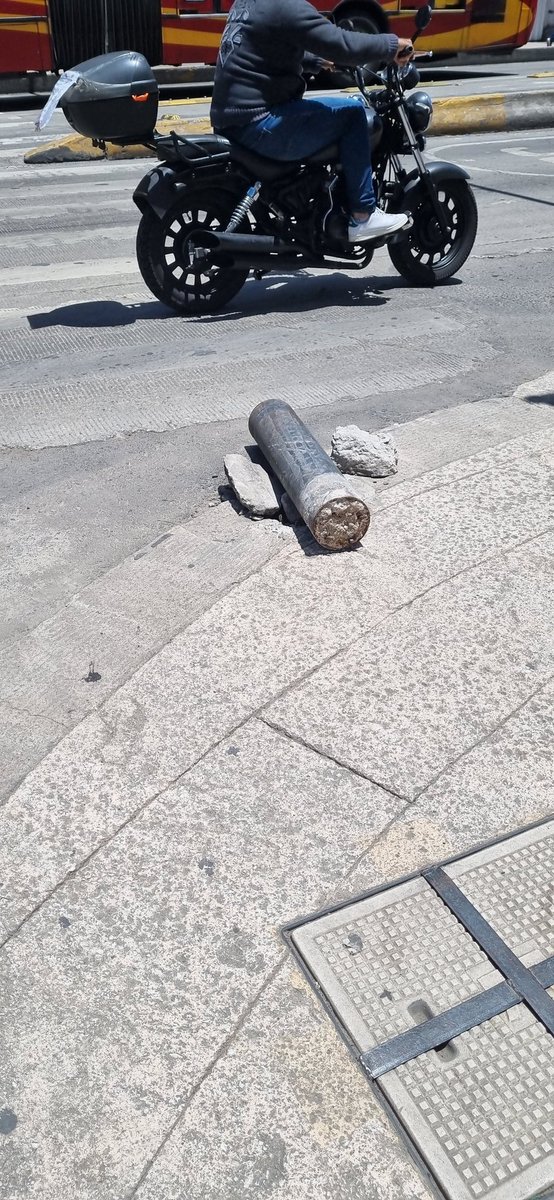 Francjeronimo90's tweet photo. @SOBSECDMX @locatel_mx @AlcCuauhtemocMx  nos apoyan de nuevo para reinstalar el bolardo en artículo 123 esquina con Balderas, colonia centro, Alcaldía Cuauhtémoc. https://t.co/RUwOArLm2b