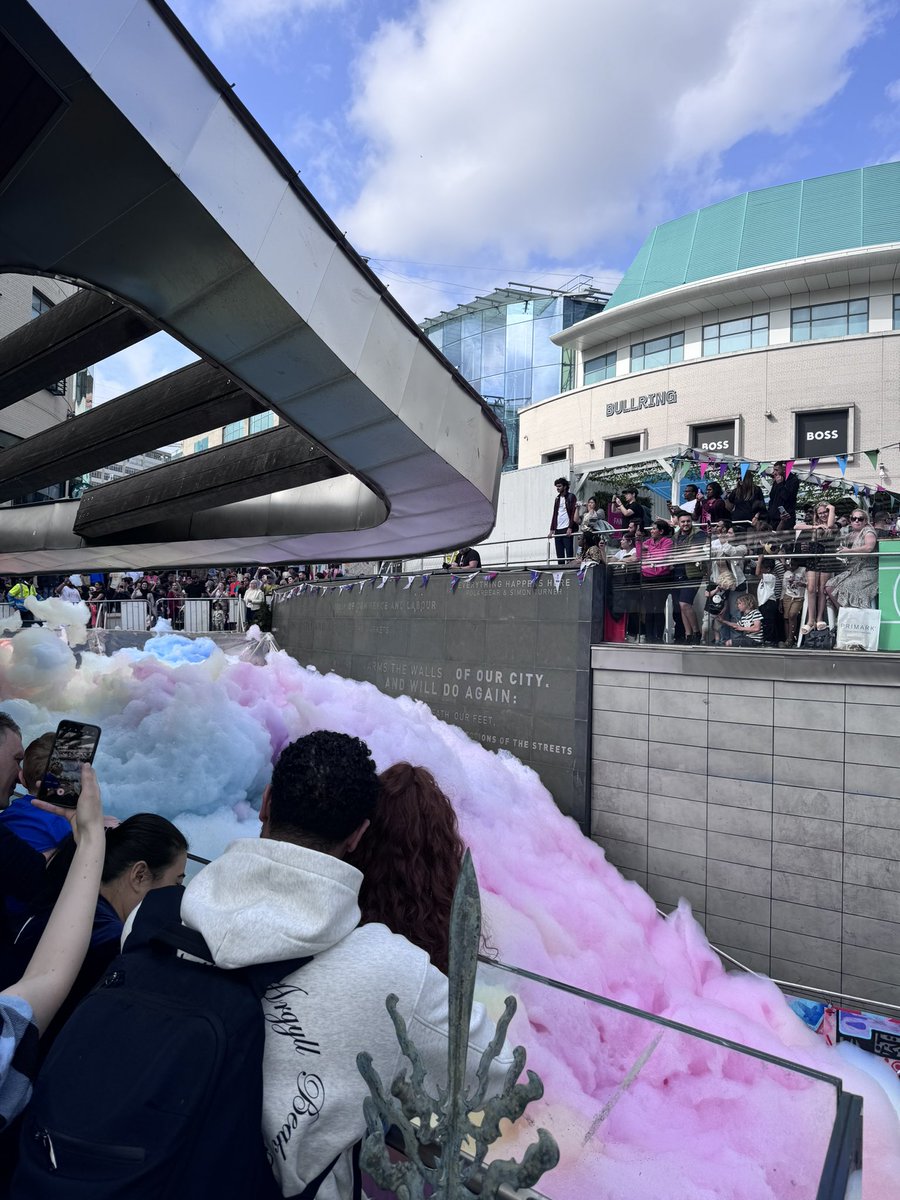 Centrala_space's tweet photo. Birmingham transformed by culture! Celebrating achievements of #100DaysofCreativity and catching last day of @BhamWeekender https://t.co/ifrMnxniBT