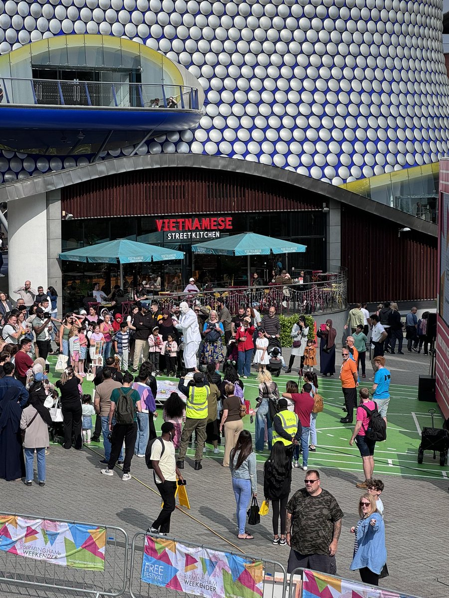 Centrala_space's tweet photo. Birmingham transformed by culture! Celebrating achievements of #100DaysofCreativity and catching last day of @BhamWeekender https://t.co/ifrMnxniBT