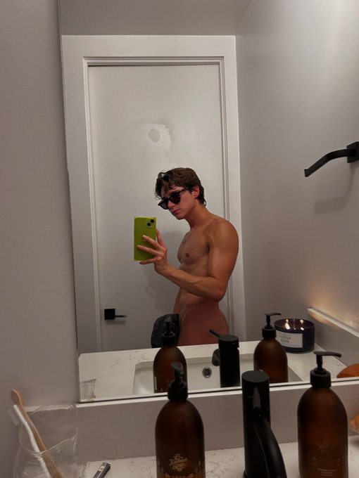 2 pic. Lost my regular glasses so I&rsquo;ve been doing everything in my sunglasses. https://t.co/LJ0kz6R8