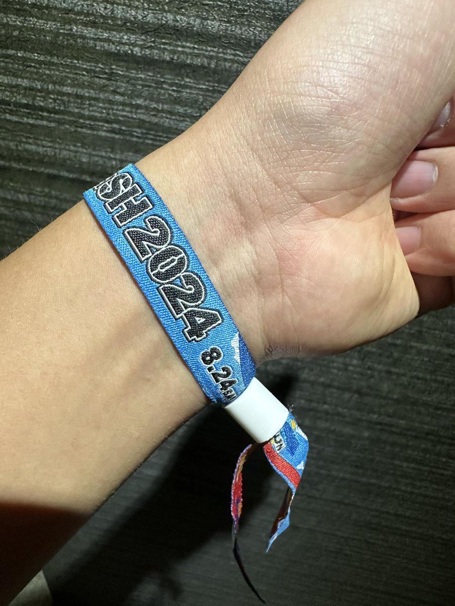 叫んで声は枯れるしバンドは簡単に取り外し出来るもんだと思ってきつく絞めたら外れないし(最終的に留め具叩き割った)最後は雨が土砂降りでめっちゃ濡れたけどトータル楽しかったです🫶