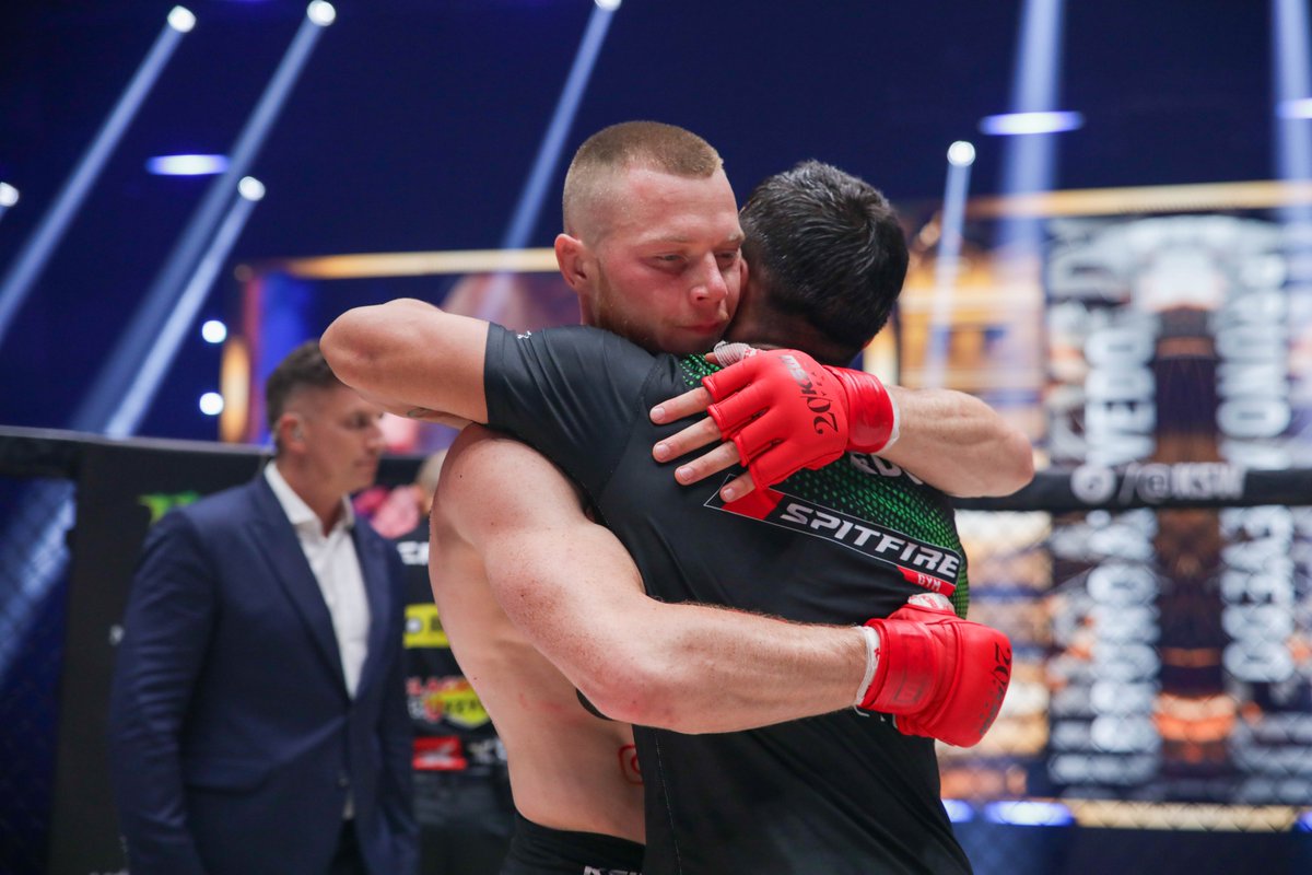 KSW_MMA's tweet photo. 𝐑𝐞𝐬𝐩𝐞𝐜𝐭 🤝 #KSW97 https://t.co/IiJrrLrz1t