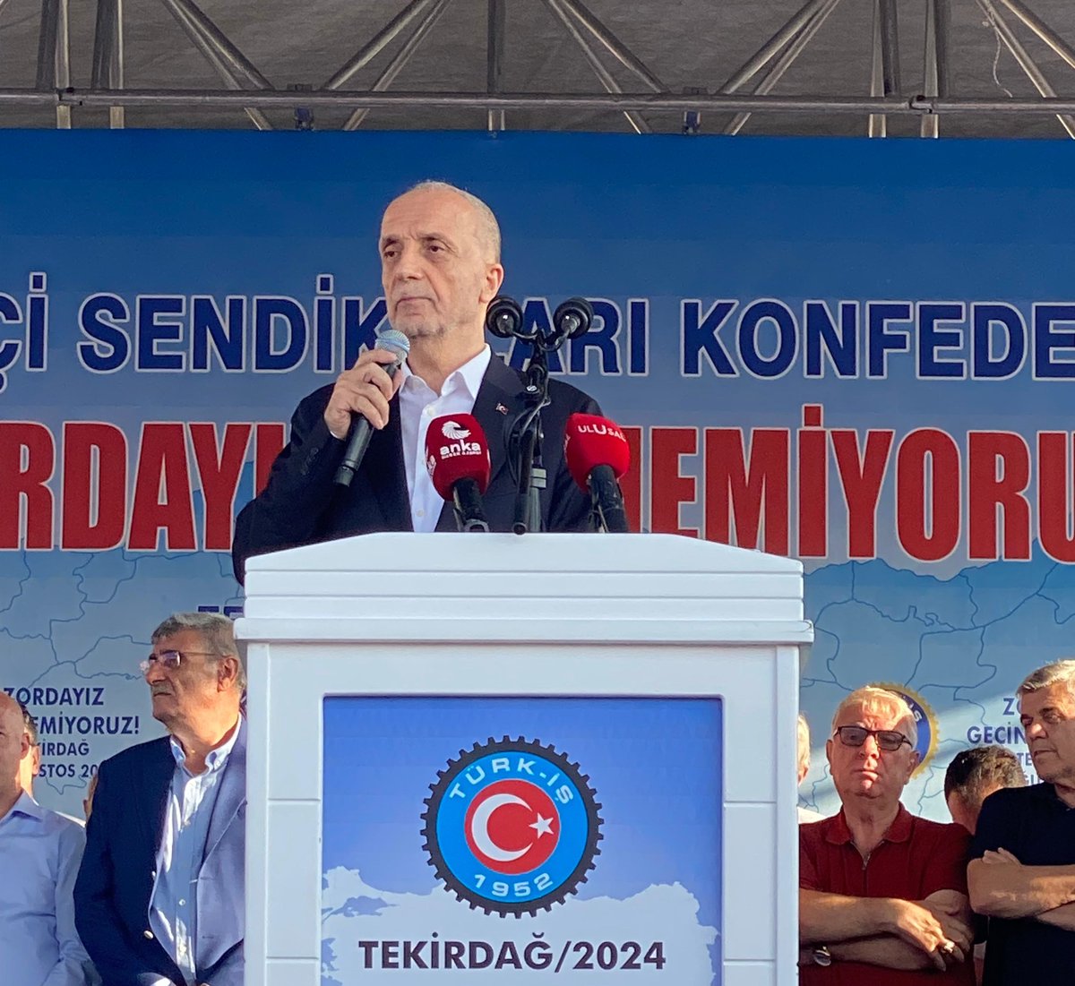 turkiskonf's tweet image. “ZORDAYIZ GEÇİNEMİYORUZ” MİTİNGİ TEKİRDAĞ, ÇERKEZKÖY’DE GERÇEKLEŞTİRİLDİ

TÜRK-İŞ Başkanlar Kurulunun 06 Ağustos 2024 tarihinde aldığı kararlar doğrultusunda “Zordayız Geçinemiyoruz” diyerek başlattığı eylem süreci, gerçekleştirilen TÜRK-İŞ İl Temsilcileri ve Şube Başkanları…
