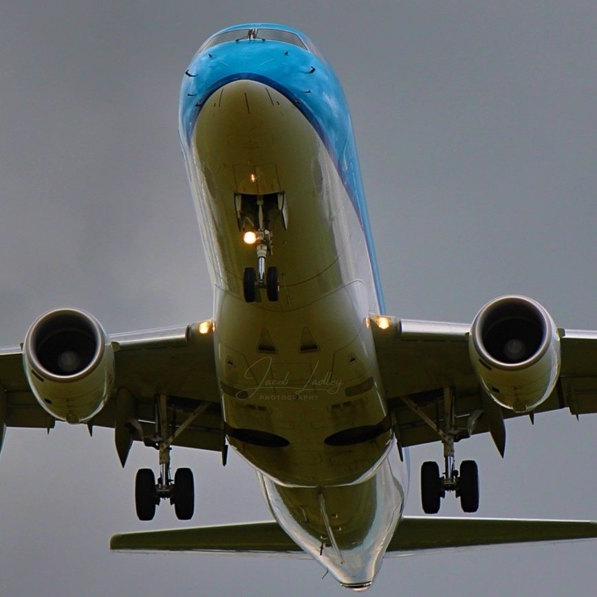 huyspotter's tweet photo. Turn back time to this head-on approach from a @KLM cityhopper E175 landing at HUY from a few years ago.
#aviation #aviationphotography #avgeek #plane #Airline #planespotting #Airport https://t.co/hSnP2HJqi1