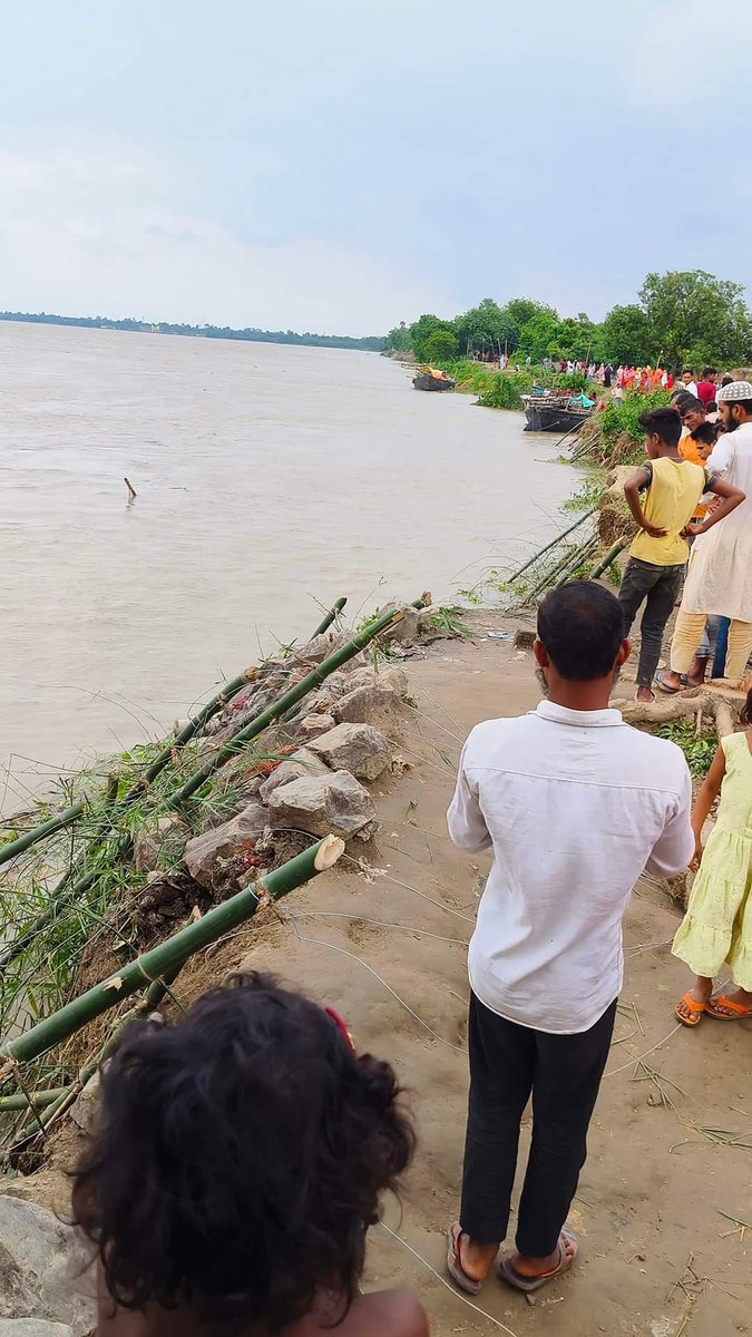 prince_jwel's tweet photo. Rediculous!
The "Baans technology" to stop Ganga erosion in Murshidabad in this high monsoon season where thousands of acres of land goes to Ganga.
#Samserganj 
#Murshidabad @WB
@DoWRRDGR_MoJS 
@CMOfficeWB 
@MamataOfficial https://t.co/YnBhQbG1JG