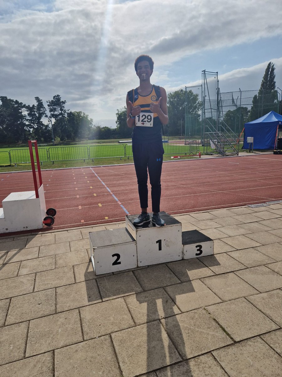 therunnersam's tweet photo. 1st Place 800m with  2:02.54 at the Bob Lewis Memorial meet🎉🎉🎉

Ran well tactically, sat behind pacer &amp; first majority of the race then outkicked the leader last 100m. Shame it isn't a pb but a great way to end the season❤️ https://t.co/S5lPFFSeAy