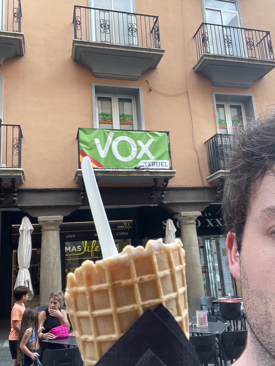 diazepau's tweet photo. me va sentar mal el gelat 🤢 https://t.co/ISyXtiG7uw