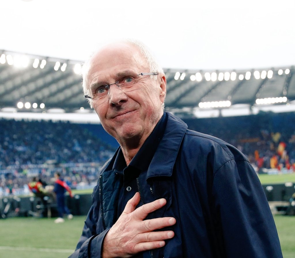 ChiodiDonatella's tweet image. Nella #Capitale è stato l'allenatore di tutti.
Prima con la #Roma.
Poi con la #Lazio, che portò alla vittoria dello scudetto.
Era svedese, un po' "freddino", forse proprio per le sue origini.
Ma mai sopra le righe. 
Un gentiluomo.
Un signore.
Ciao #Sven.
#SvenGoranEriksson