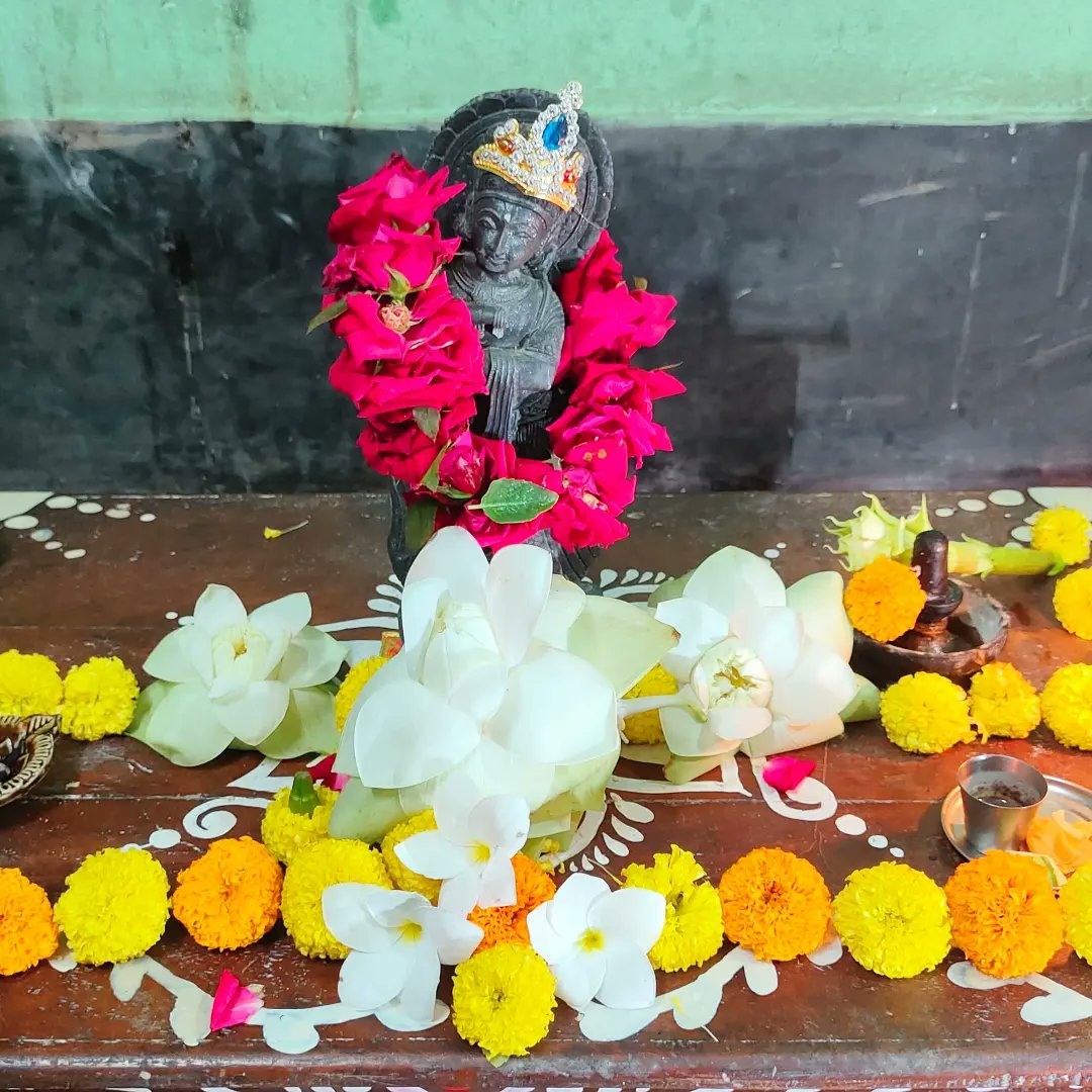 Sumandas6798's tweet image. Krishna is a great ideal person... He is a great architect and a good doctor and a good teacher... He is also a naughty boy but He knew when someone was having trouble, he would help them without teasing them...... Love you Krishna ❤️💖💝