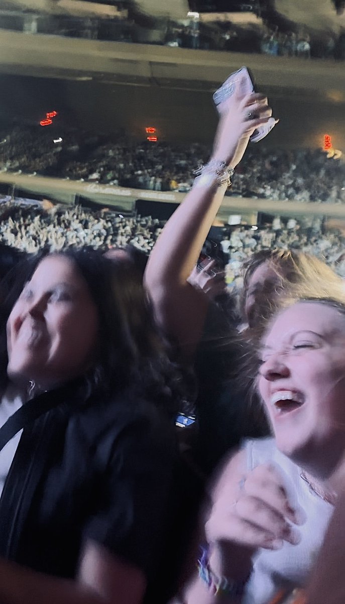 wallowsgarden's tweet photo. closing out this photo spam with the pure joy of the remember when pit opening … hope this finds its way to these girls :’) #WallowsMSG https://t.co/kG4Fg9ssIR