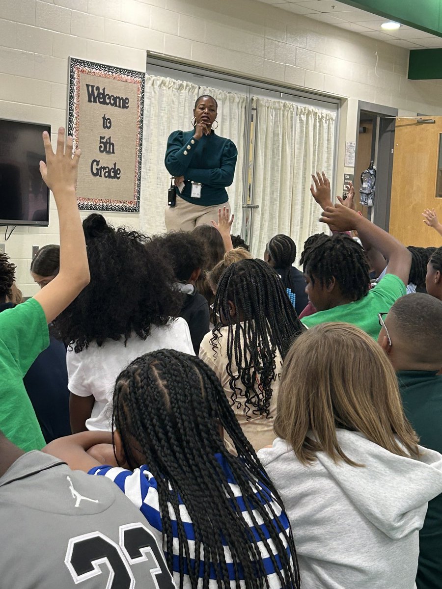 LCE_UpperCampus's tweet photo. How does our administration stay connected with all of our students? Through weekly “Gator Gatherings” where Dr. K leads character education discussions.#LCEUbelonging #LCEUjoy
@RichlandTwo https://t.co/KjhRIW0X1y