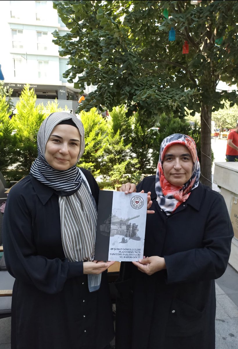 28subatgonullu's tweet photo. Platform Başkanımız Şerife KAYA Gazeteci/Yazar Betül SOYSAL BOZDOĞAN'ı ziyaret edip kendisine "28 Şubat Gönüllüleri Platformunun Tanıtımı, Faaliyetleri ve Rapor Özeti" çalışmamızı ve Memur_Sen Konfederasyonu ile gerçekleştirdiğimiz "Çalıştay Raporunu" takdim etmiştir. Betül Hanım'a göstermiş olduğu samimiyeti, nezaketi ve misafirperverliği için teşekkür ediyoruz. @betulsoysalb @_aliyalcin_ @MemurSenKonf @RTErdogan