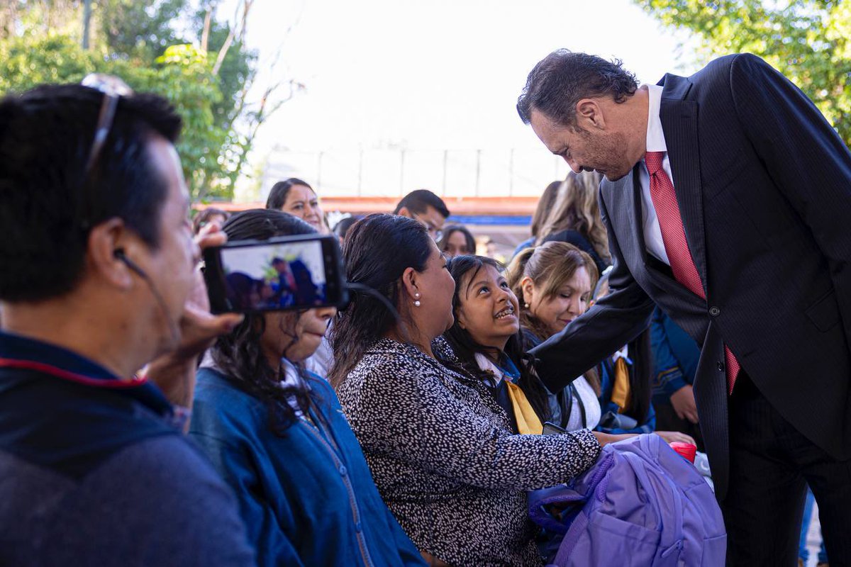 makugo's tweet photo. En #Querétaro estamos comprometidos con la educación de nuestras niñas y niños. 🙌 Hoy, más de 368 mil estudiantes regresaron a clases, y qué mejor manera de hacerlo que con útiles escolares y uniformes completamente gratuitos. https://t.co/3UglZggzef
