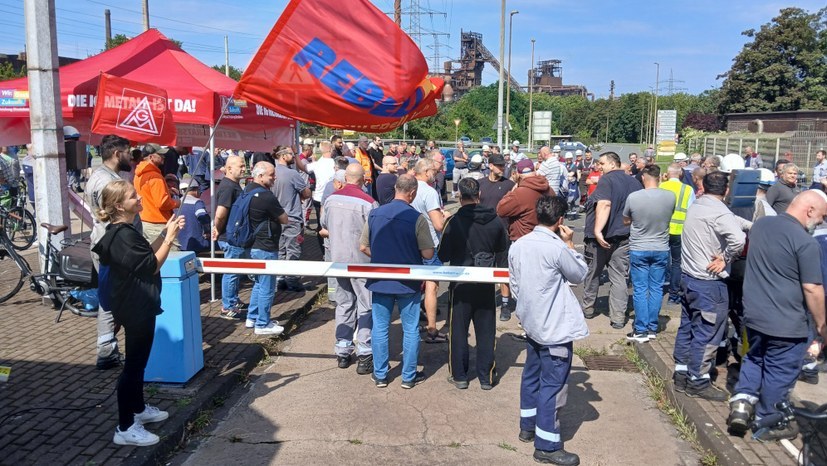 rotefahnenews's tweet photo. #ThyssenKrupp: Am Dienstag legen wir eine Schippe drauf!
Am Dienstag, den 27.08. geht es in die 2. Halbzeit, mit Aussicht auf Verlängerung, bis alle Pläne vom Tisch sind! Um 10:00 Uhr alle an die Tore! #tkse #Streik
https://t.co/C9h0V8ekRe https://t.co/7oK2heWPWf