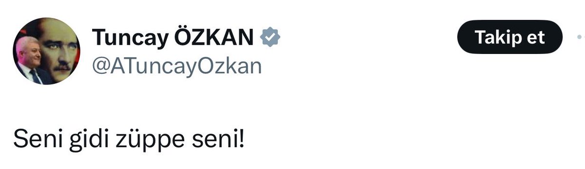 Arkasına Atatürk resmini aldınmı
Tamam
Ülkenin seçilmiş cumhurbaşkanına da olsa hakaret edebilme yetkisini kendinde gören köhnemiş bir zihniyet
Bu millet siz ve sizin gibilerden bıktı
