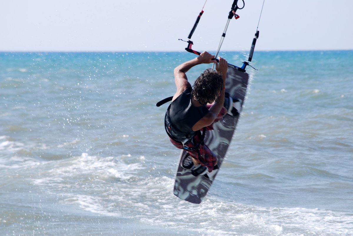 VisitTuscany's tweet photo. #surfingtime🏄‍♀️Catch a wave on the #EtruscanCoast where beaches for beginners &amp; experienced surfers alike await you. Find out more https://t.co/LFHDcOUW5L

Ph. Renzo Ferrante - Kitesurfing in Marina di Castagneto https://t.co/Erm3u0lNCZ