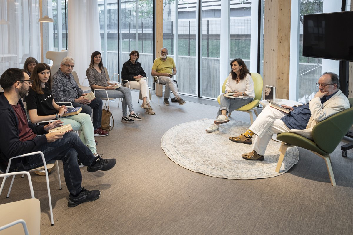 BibliotequesBCN's tweet photo. #ReservaLaData
📖Amb el #CarnetDeBibliotequesBCN pots unir-te a desenes de clubs de lectura de tot tipus
🗓️Dilluns 9 de setembre inici de les inscripcions
👥Comparteix i comenta lectures amb altres lletraferits! T'hi esperem!
🔗https://t.co/fN08sKMmAh https://t.co/grQvWwgBmy