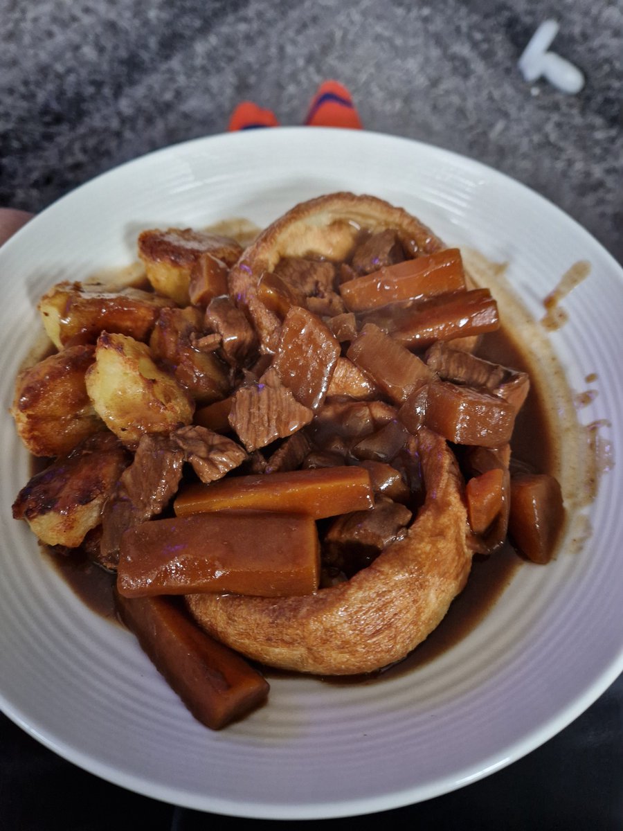 bruceleaf20221's tweet photo. Left over beef stew from yesterday with goose fat yorkies 👊 for more culinary tips follow along #powerfood https://t.co/Lw1XditRGr