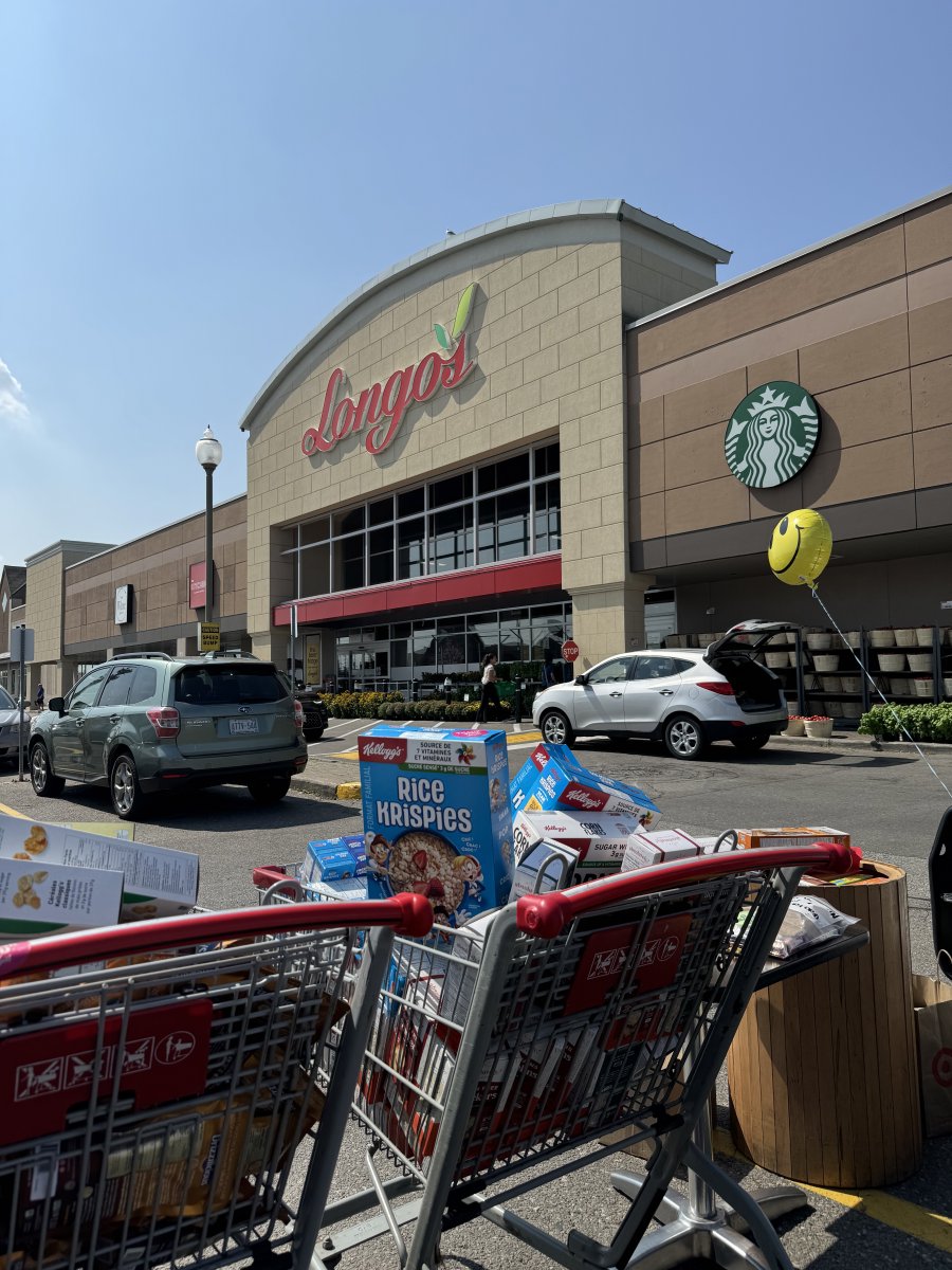 YorkParamedics's tweet image. We are at 5 Longo’s locations until 2 p.m. today with @YRP @CYFS @EGECSS @MarkhamFire &amp;amp; @VaughanFire collecting food donations for “Stuff a Lunch Box, Cram a Cruiser”! Come say hi and support this great cause. Let’s make a difference together! 🚑 #GiveBack #SupportYourCommunity