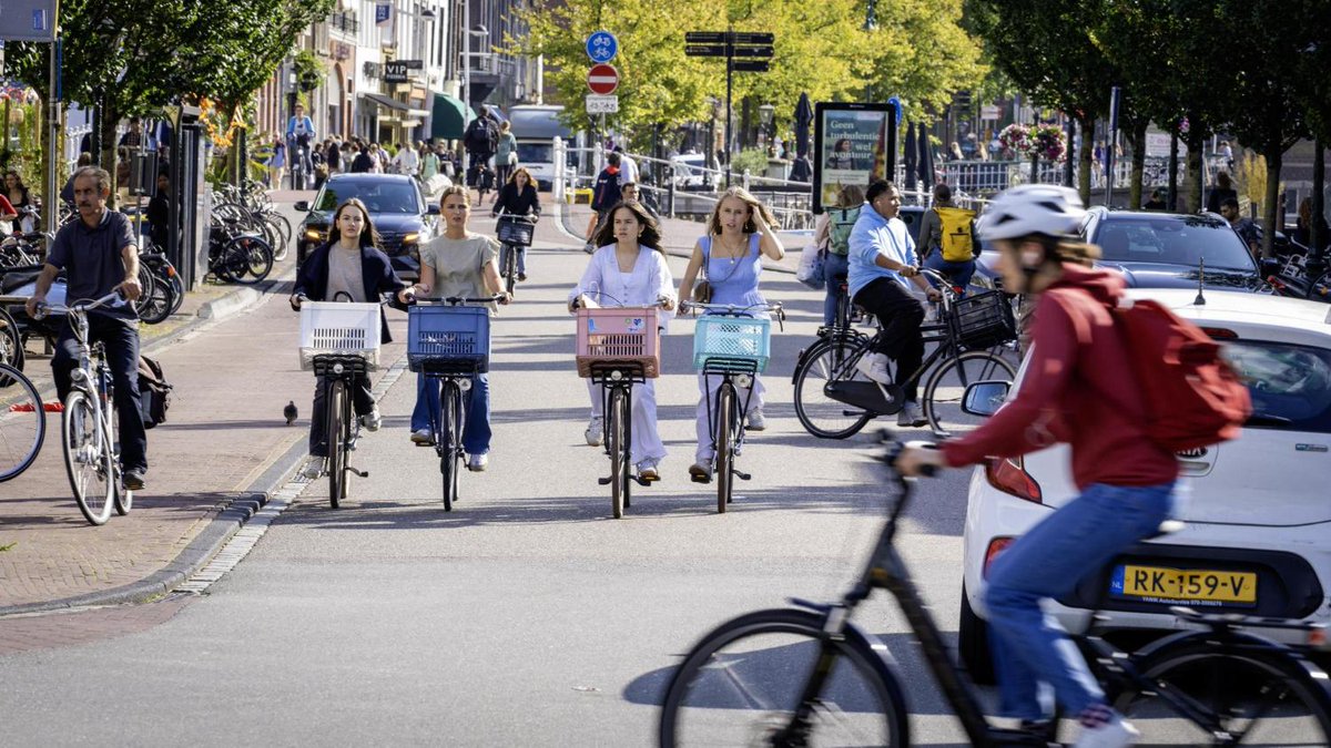 leidschdagblad's tweet photo. Ontzetting over hoge aantal fietsongelukken in Leiden: ‘Het is een prachtige stad met een waardeloze infrastructuur’ https://t.co/A1GjoF9x6a https://t.co/r7WYfa3nWa