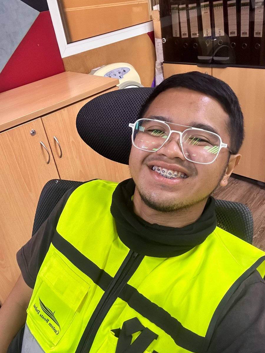 kingveeeejay's tweet photo. minsan tawhay minsan busy importante naka aircon😂 https://t.co/MXr6k9Z6a4