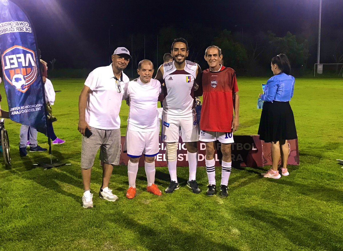 armandojp_'s tweet photo. Empezando la semana recordando esta foto en un compartir con leyendas del fútbol larense, de izquierda a derecha: 

Frank Domínguez, José “Chingo” Álvarez y Edgar “Motoneta” Azuaje. 

⚽️🇻🇪🔝 https://t.co/9gB1SXFQQB