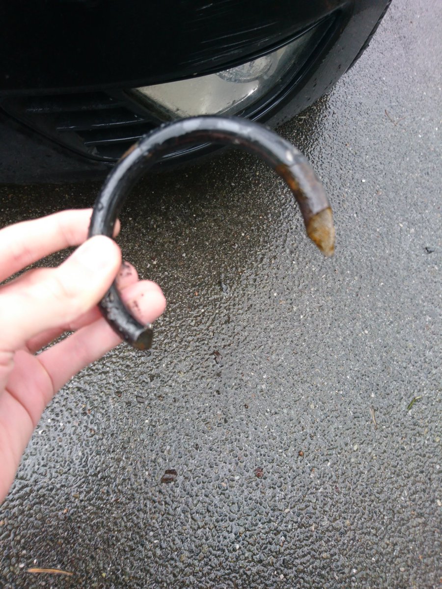 MaximalesD's tweet photo. Na?
Habt ihr auch schonmal so etwas (Bilder) auf der Straße gefunden und euch gefragt was das wohl sein könnte?

Oder sogar noch unangenehmer, habt ihr mal so etwas unter eurem eigenen Auto liegen gehabt?

Dann mach ich euch diesbezüglich mal kurz den "Erklär Drehmoment"

1/10 https://t.co/FVBw6gYdL8