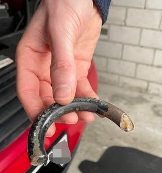 Na?
Habt ihr auch schonmal so etwas (Bilder) auf der Straße gefunden und euch gefragt was das wohl sein könnte?

Oder sogar noch unangenehmer, habt ihr mal so etwas unter eurem eigenen Auto liegen gehabt?

Dann mach ich euch diesbezüglich mal kurz den "Erklär Drehmoment"

1/10