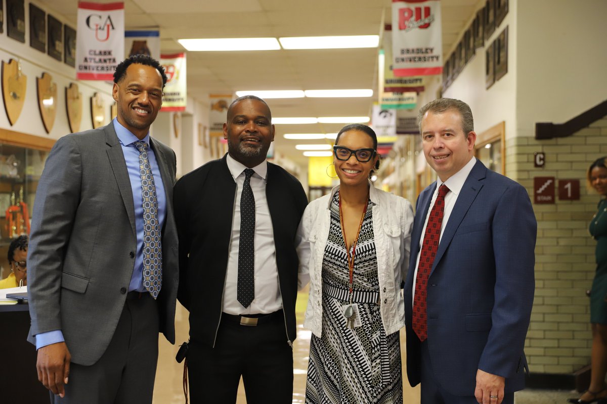 ChiPubSchools's tweet photo. Welcome back, John Marshall HS! We hope you had a wonderful summer break and are ready for a fantastic school year. #CPSFirstDay
Students share their goals for this school year with @PedroCPSCEO and Chief Operating Officer Charles Mayfield. #TheBestAreWithCPS https://t.co/mNKaXCLZXL