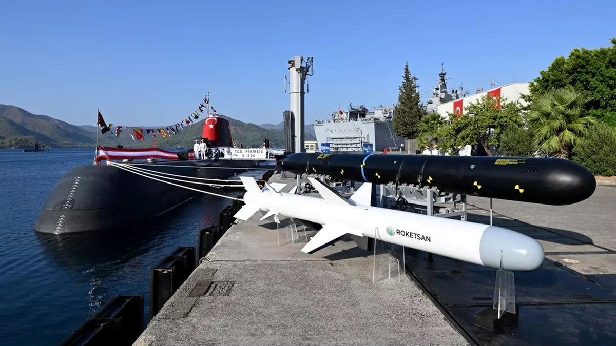 IlkayEfetr's tweet image. 1- Yerli üretim 6 adet Tip 214TN denizaltının ilki olan TCG Pirireis S-330 AİP/HBT havadan bağımsız tahrikli denizaltı Türk Deniz Kuvvetleri hizmetine girdi. 
TCG Pirireis S-330 AIP denizaltı tesliminde ATMACA seyir füzenin denizaltından fırlatılan türüde sergilendi. #ATMACA