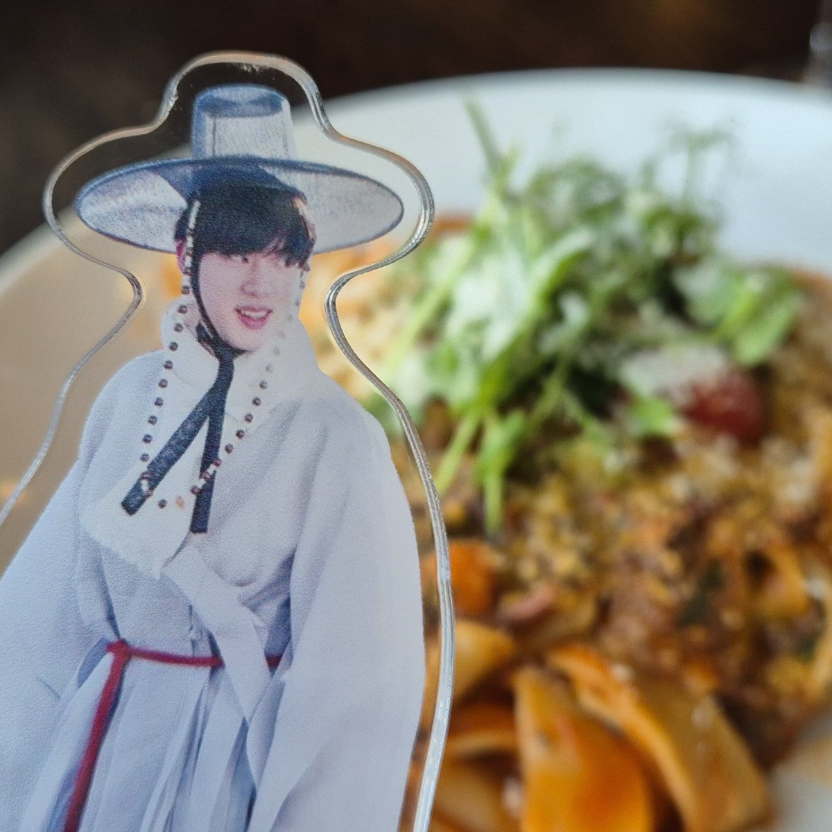 Eunyoun26178795's tweet photo. 오늘 스쿠버다이빙 하고 너무 피곤했지만
LOVE 조각상 있는 세인트 줄리안에 나왔어요
근데 왠걸?
비앙코 식당에 서버 언니 (아시안)가
윤기 최애래요.
그래서 비상시(?)를 대비해 가지고 다니는
윤기 사진 드렸답니다.
#jin #jin_BTS #김석진 #석진 #방탄소년단진 @BTS_twt
#biancos https://t.co/6BF4HHuFcV