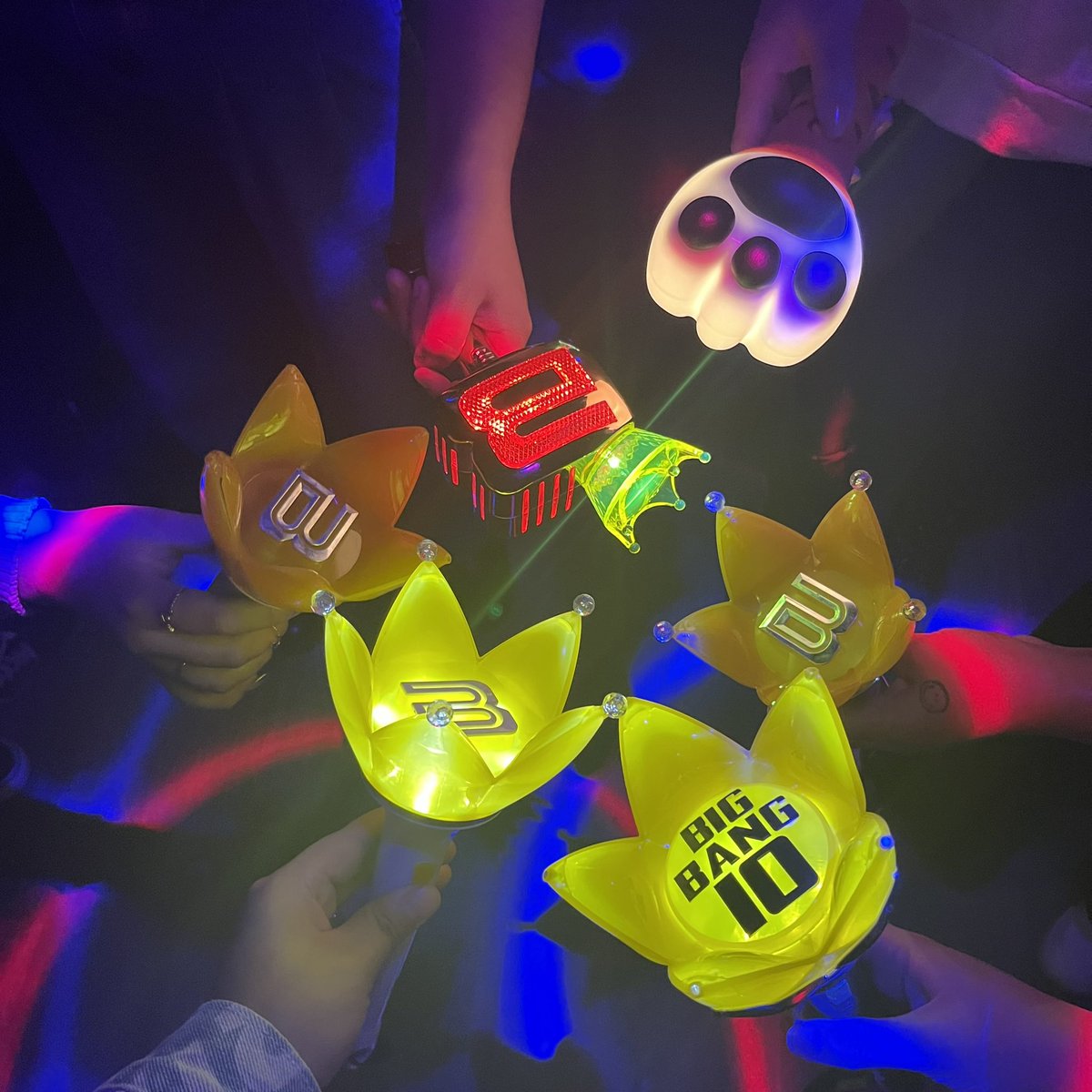IVIPStillAlive's tweet photo. Hola, VIPs 💛 les compartimos algunas fotos del evento que realizamos el 25 de Agosto para celebrar el 18 aniversario de BIGBANG y cumpleaños de GDRAGON 🎉 

Fantastic Party 3 [Perú 🇵🇪 - Karaoke]

#BIGBANG #BIGBANGVIP #GDRAGON #TAEYANG #TTTOP #DAESUNG #SEUNGRI #IVIPStillAlive https://t.co/cAe8Hgtq03