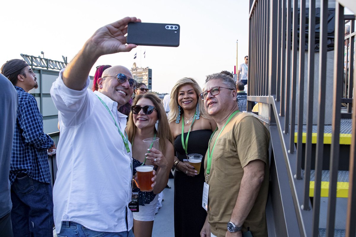 Wrigley Rooftops tweet media