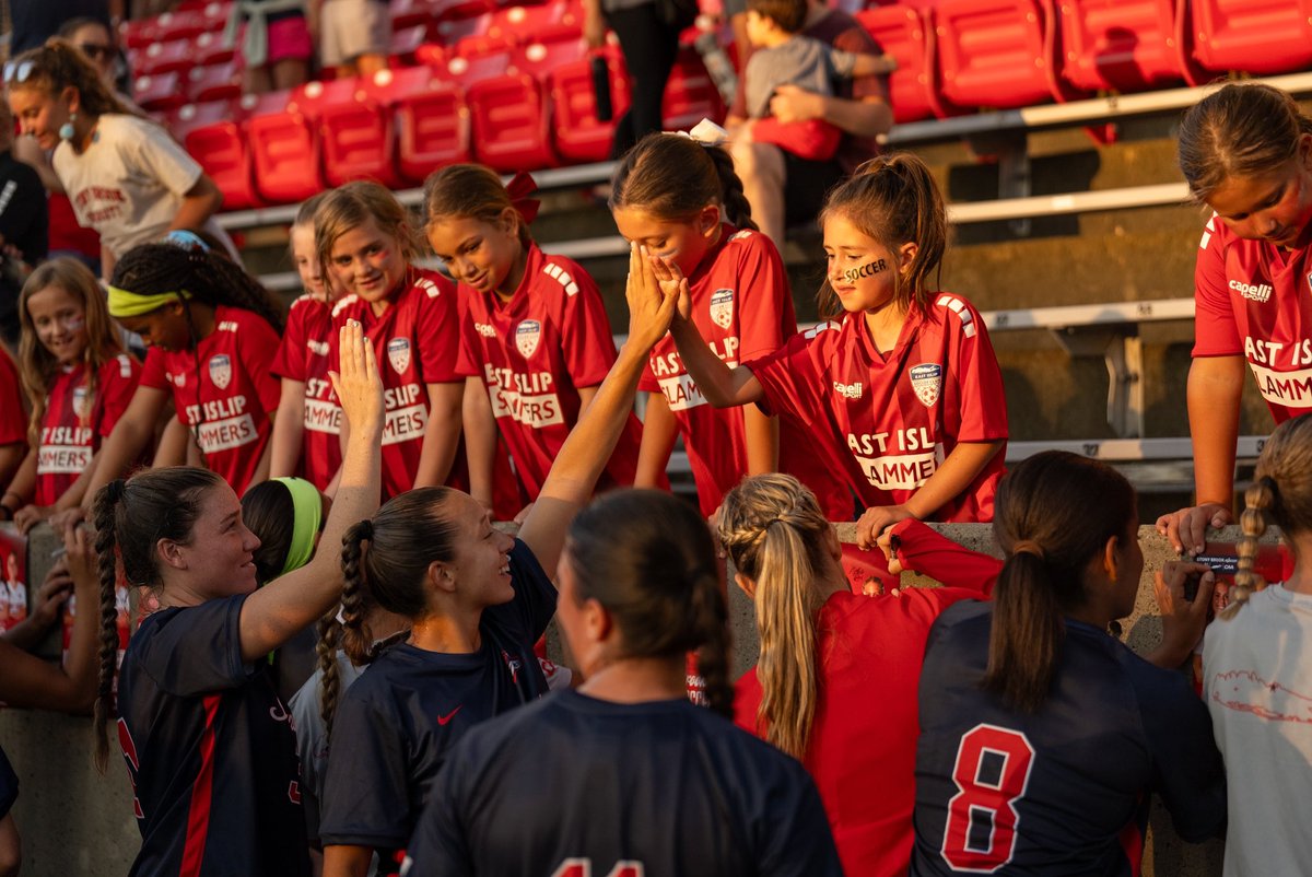 Meeting your Heroes 😍 
The Stony Brook WSOC Camper Appreciation Game was a success!! 

CAMPERS STAY TUNED for the release of our 𝟐𝟎𝟐𝟒 𝐇𝐨𝐥𝐢𝐝𝐚𝐲 𝐒𝐨𝐜𝐜𝐞𝐫 𝐂𝐚𝐦𝐩 dates ☃❄