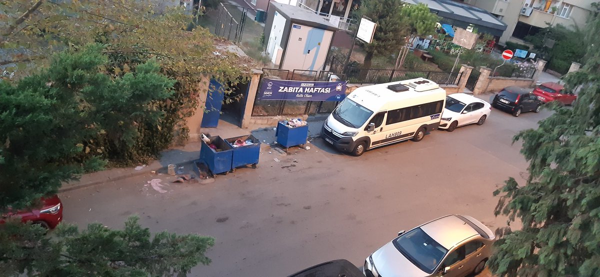 Bu günde Çöpler alındıktan sonra konteynerler kapalı bölüme konulmadı.Atıfbey sokak Yeniköy Sitesi...
Çevreyi kirletmeyi ve sinek oluşturmaya neden oluyor.Ceza uygulanmalı...Saygılarımla
Oktay inal