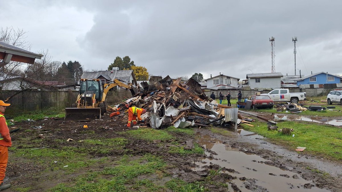 CarabLosRios's tweet photo. En respuesta a requerimientos de vecinos,  Patrullas Mixtas de #Valdiviacl, con apoyo del Dpto Aseo y Ornato @munivaldivia, despejaron mediagua emplazada en recinto municipal de calle Balmaceda, sector #Collico. https://t.co/japSdTRPFL