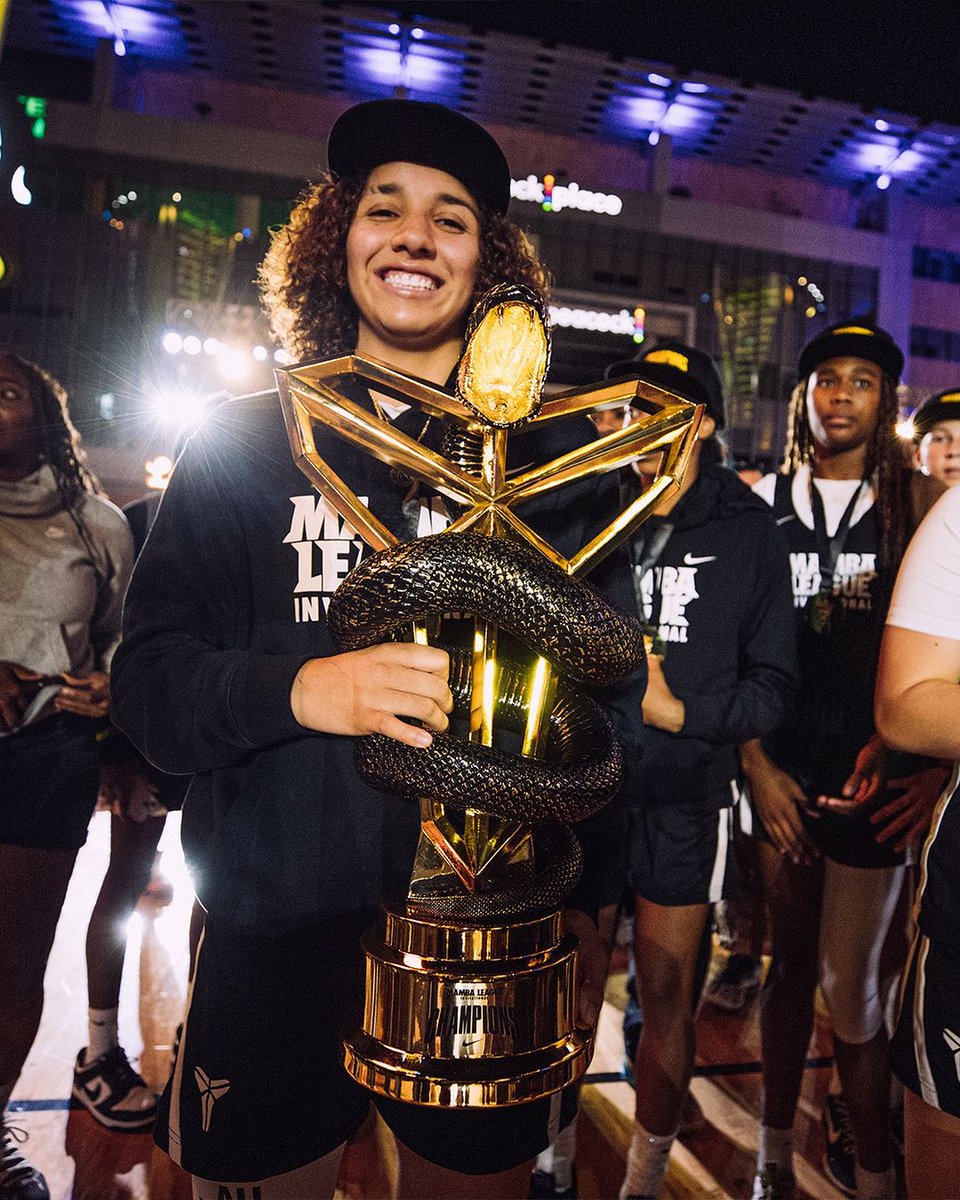 SoleRetriever's tweet image. The Mamba Invitational trophy being hoisted by the girls' MVP @AALIYAH2CHAVEZ 🐍🏆