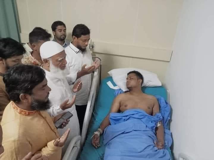 কি এক অবস্থা ভাই_________☹️
মনে হচ্ছে ওর রুহের মাগফেরাত কামনা করছে......🤲