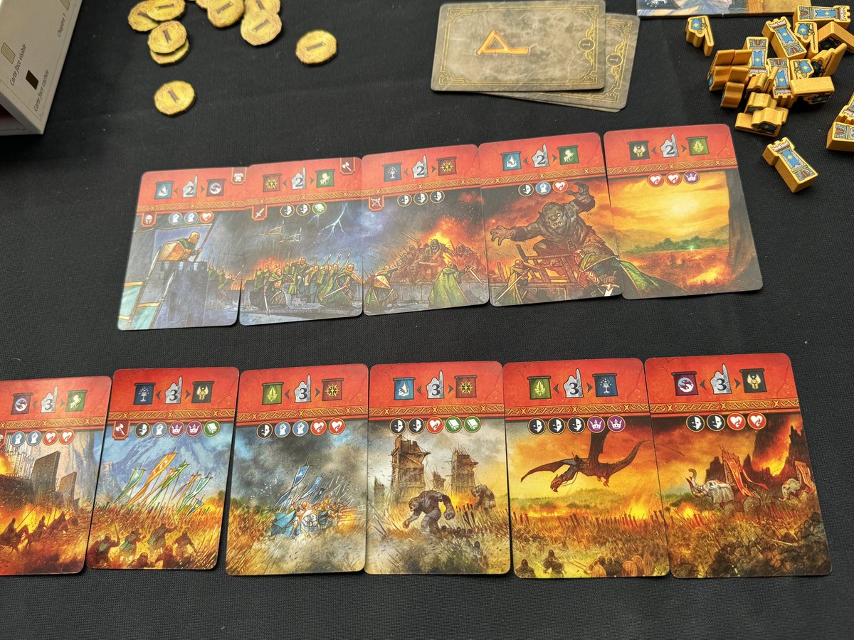 vmazuka's tweet photo. Détail très cool à propos du #j2s « Le seigneur des anneaux, duel pour la terre du milieu » 

Si on assemble les cartes rouges de chaque âge, une fresque se forme, reconstituant les grandes batailles de la saga (Gouffre de Helm, Minas Tirith…)

Evidement, c’est magnifique 🤩 https://t.co/Z9AnvzQ8YV