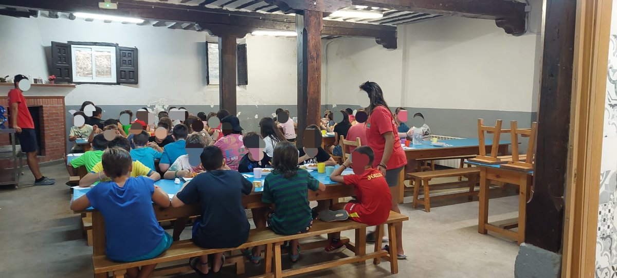 perthesasfape's tweet photo. Nuestros niños ya están disfrutando del campamento #asfape. Tienen actividades, juegos, aventuras, etc. Todo lo que haga falta para hacer de esta una experiencia inolvidable. Aquí están reponiendo fuerzas para su siguiente actividad. #rarasperoreales #perthes https://t.co/gMrK1dPjsG