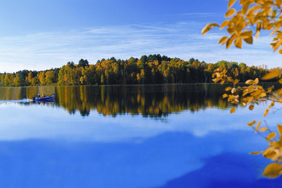 visitvbr's tweet image. Smith Mountain Lake was voted "Best Lake" in Virginia by readers of @BRCmagazine🎉 It's no secret our region is known for gorgeous views and fun outdoor adventures! Check out our region's other wins here-
blueridgecountry.com/newsstand/maga…
