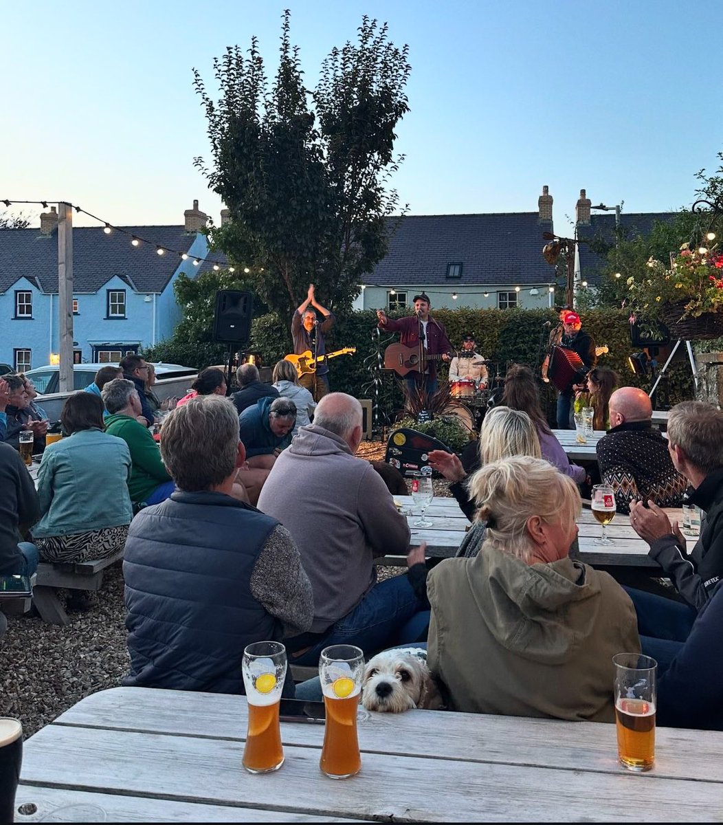 Great night on Saturday down at the <a href="/CastleInnPembs/">Castle Inn | Pembrokeshire</a> and YES the diesel coch was flying out! Diolch am y croeso⛽️👨🏻🪗🥃