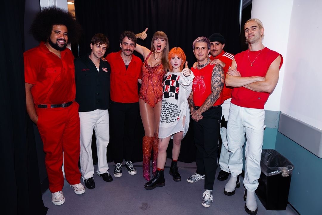 YELYAHPOI's tweet photo. we finally got the updated paramore x taylor photo 😭 https://t.co/nvicdsDONK