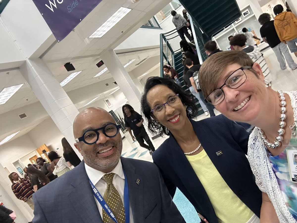 A special visit from the Superintendent, Dr. Mitchell, and our Chief Academic Officer, Dr. Rogers, to begin the 2024-2025 school year at Woodside! #oneNNPS #NNPSfirstday24  @NNSupe <a href="/kipprogers/">Kipp Rogers</a>