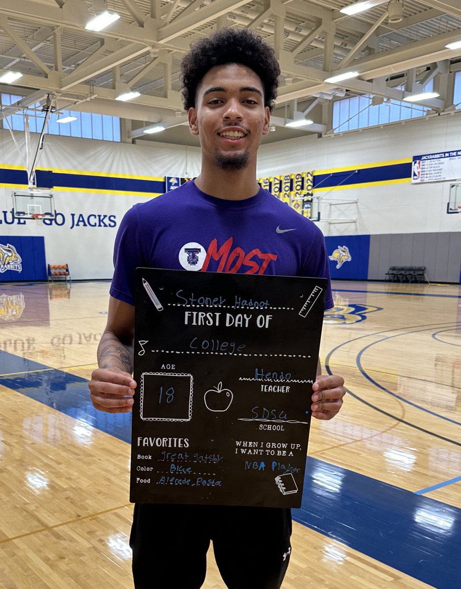GoJacksMBB's tweet image. First day of college at @SDState for our freshmen!